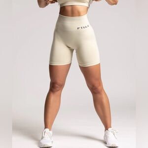 P’tula Seamless Short : 6" size Medium New in package